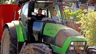 Traktorfahren auf dem Bauernhof im Bayerischen Wald